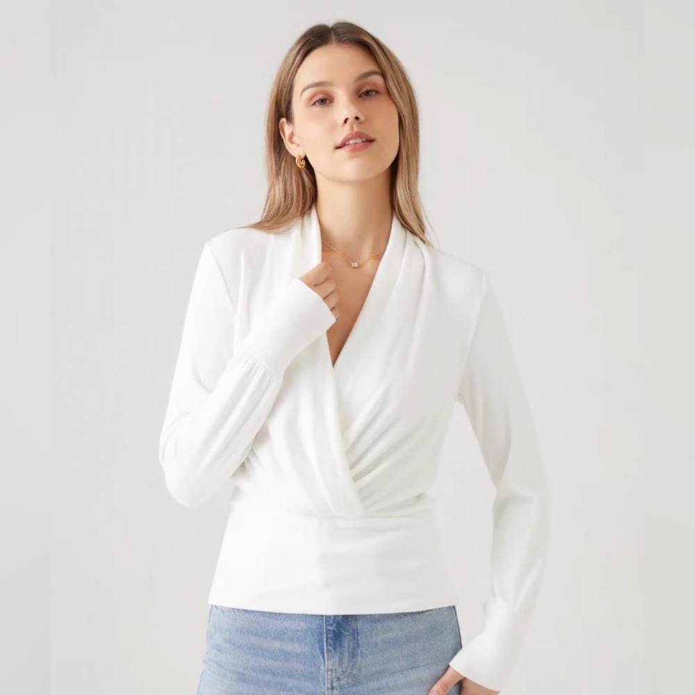 NWT OGL TUCKABLE SURPLICE TOP IN WHITE